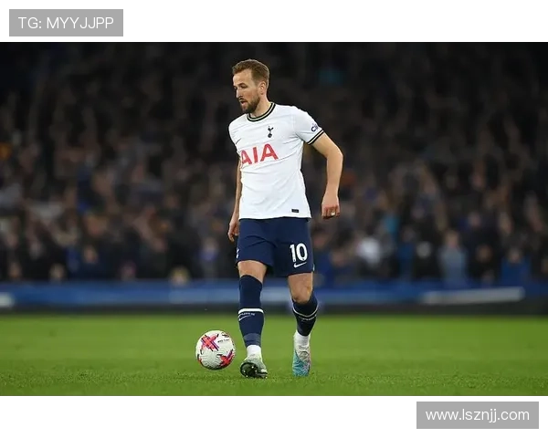 沃特金斯与奥斯梅恩锋线对抗优势对比:爆发力与对抗性解析 沃特金斯与奥斯梅恩锋线对抗优势对比:爆发力与对抗性解析